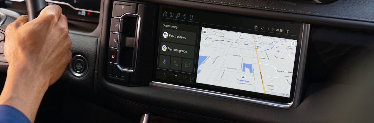 hands on stearing wheel while map is shown on screen