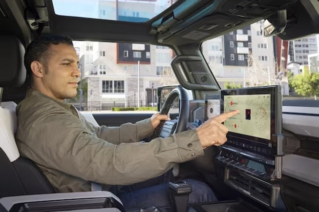 Man using his OnStar Connected Vehicle Plan in his GM vehicle